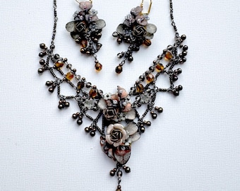VINTAGE Colleen Toland Set di gioielli con perline metalliche color canna di fucile, orecchini e collana con fiori e rose, pendente romantico abbinato fatto a mano