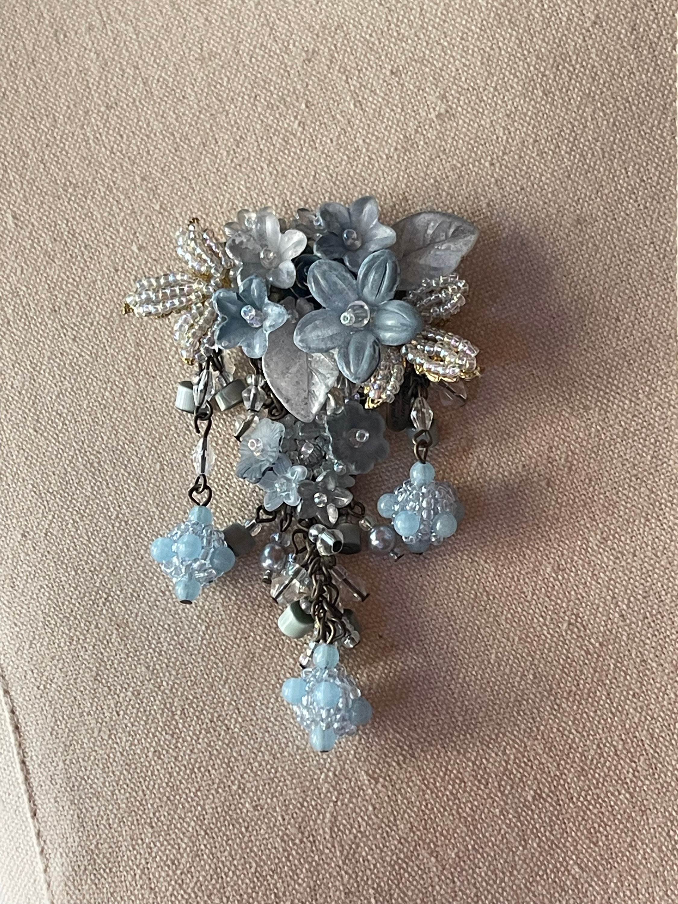 Vintage COLLEEN TOLAND Silver Grey Blue Floral Dangle Pin Brooch handmade romantic beaded flower womans coat jacket sweater cardigan gift