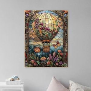 Può includere: Un'illustrazione in stile vetrata di una mongolfiera con un cesto pieno di fiori e farfalle. Il pallone è circondato da una cornice di fiori e foglie. Lo sfondo è un cielo al tramonto.