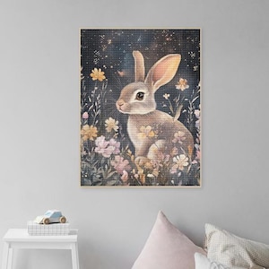 Könnte beinhalten: Ein braunes Kaninchen sitzt in einem Feld mit rosa und gelben Blumen vor einem dunkelblauen Hintergrund mit weißen Sternen. Das Kaninchen hat lange Ohren und einen flauschigen Schwanz.