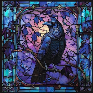 Puede incluir: Una ventana de vitral que representa un cuervo posado en una rama con hojas moradas, azules y verdes. El cuervo es negro con plumas azules y un pico largo.