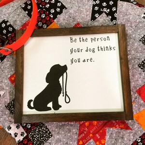 Cartello incorniciato per amanti dei cani, sii la persona che il tuo cane pensa che tu sia, decorazione per cani in stile fattoria, regalo per mamma di cani