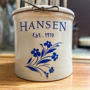 Gepersonaliseerde pot, nieuwe pot van 2 gallon, accent met bloemmotief, aangepast jubileumcadeau, aardewerkdecor, gemaakt in de VS
