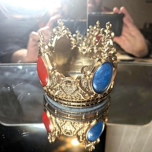 Princess Peach&#39;s crown and brooch (2023 movie)