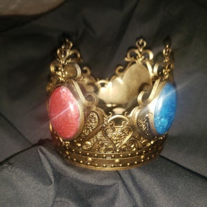 Princess Peach's crown and brooch (2023 movie)