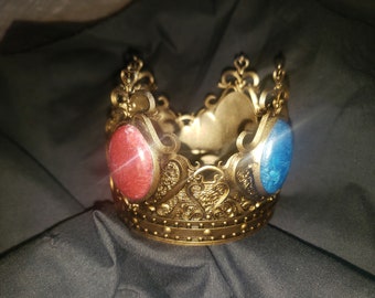 Princess Peach's crown and brooch (2023 movie)