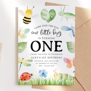 Puede incluir: Una invitación colorida para una fiesta de primer cumpleaños con temática de insectos. La invitación presenta un corazón verde, una abeja, una mariquita, una oruga, una libélula y mariposas. El texto dice "Ven a unirte a la diversión nuestro pequeño insecto está cumpliendo UNO. Arrástrate para celebrar el primer cumpleaños de Alex. Sábado, 2 de julio a la 1 pm. 123 Crawley St, VIC 4557. Meg - 123-456-7850."
