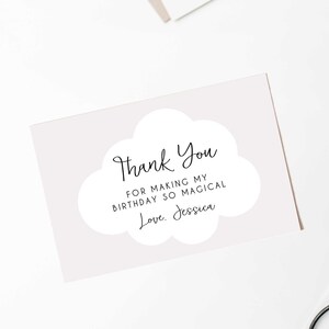 Może przedstawiać: Biała kartka z podziękowaniem z wzorem w kształcie chmury. Tekst brzmi: "Dziękuję za to, że sprawiłeś, że moje urodziny były tak magiczne. Z miłością, Jessica."