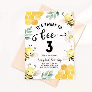 Convite de aniversário de abelha, verão infantil 1º 2º 3º 4º 5º Bumble Bee Honeycomb editável para impressão DIY Download instantâneo convite digital z353