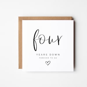 Tarjeta feliz del 4º aniversario, cuatro años abajo para siempre, saludo cuadrado de bricolaje minimalista editable, descarga instantánea para la tarjeta de la esposa del marido