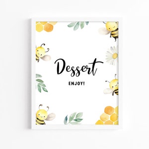Puede incluir: Señal imprimible enmarcada en blanco con una ilustración de acuarela de abejas, panales y hojas. El texto en la señal dice "Dessert Enjoy!"
