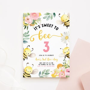 Meisjes Bee verjaardagsuitnodiging, 1e 2e 3e roze bloemen Daisy Honey Bee zomer bewerkbare afdrukbare Instant Download DIY digitale uitnodiging z353
