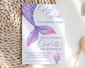 Op de afbeelding: Paarse en roze zeemeerminstaart-illustratie op een witte uitnodigingskaart. De tekst luidt "Splish Splash It's a Birthday Bashi! Join us to celebrate Charlotte's 3rd Birthday September 10th, 2:00pm-5:00pm 12 Mermaid Lane, Bendigo RSVP to Sarah 123.456.7890 bring your bathers + towel"