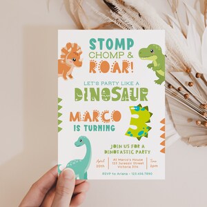 Pode incluir: Um convite para uma festa de aniversário com tema de dinossauros com um esquema de cores verde, azul e laranja. O convite apresenta um dinossauro de desenho animado com o texto "STOMP CHOMP & ROAR! Let's party like a DINOSAUR MARCO is turning 3. Join us for a DINOTASTIC PARTY. April 20th, 2pm. At Marco's House, 123 Jurassic Street, Victoria 3114. RSVP to Ariana - 123.456.7890"