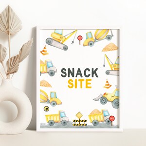 Może przedstawiać: Drukowany znak z motywem budowy w kolorze żółtym i czarnym. Znak głosi "Snack Site" i jest otoczony obrazami pojazdów budowlanych, w tym dźwigu, wywrotki, betoniarki i buldożera.