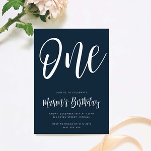 Könnte beinhalten: Eine dunkelblaue Einladungskarte mit weißem Text. Die Karte sagt "One" in einer großen, kursiv geschriebenen Schrift. Unter der Zahl steht "Join us to celebrate Mason's Birthday". Das Datum, die Uhrzeit, die Adresse, die RSVP-Informationen und die Telefonnummer sind unten aufgeführt.