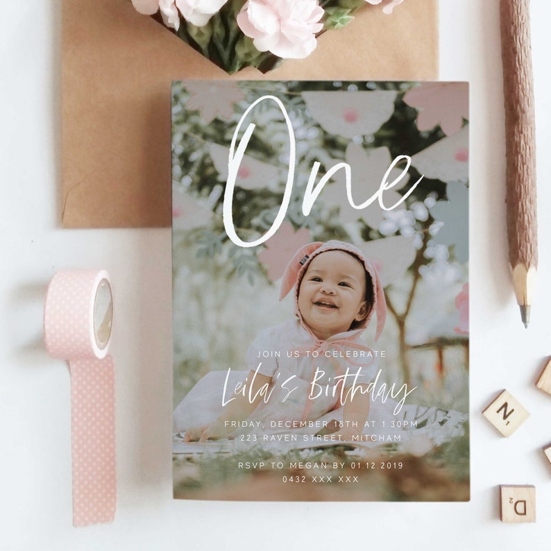 Puede incluir: Una invitaci&oacute;n de cumplea&ntilde;os con una foto de una ni&ntilde;a peque&ntilde;a con una diadema de orejas de conejo. La invitaci&oacute;n dice "One" en una fuente cursiva blanca y "Join us to celebrate Laila's Birthday" en una fuente de escritura blanca. La invitaci&oacute;n tambi&eacute;n incluye la fecha, la hora y la ubicaci&oacute;n de la fiesta, as&iacute; como la informaci&oacute;n de RSVP.