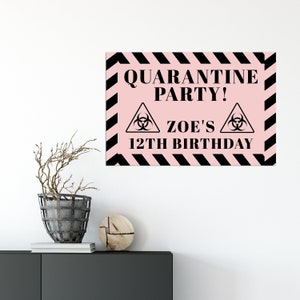 Peut inclure: Affiche de f&ecirc;te de quarantaine rose et noire avec un symbole de risque biologique et le texte "Quarantine Party! Zoe's 12th Birthday"