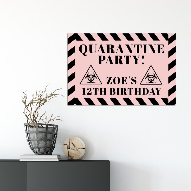 Peut inclure: Affiche de f&ecirc;te de quarantaine rose et noire avec un symbole de risque biologique et le texte "Quarantine Party! Zoe's 12th Birthday"