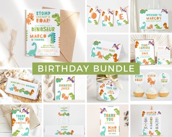 Pode incluir: Uma coleção de artigos para festas de aniversário com tema de dinossauros. Inclui convites, faixas, toppers de cupcake e letreiros com ilustrações coloridas de dinossauros e texto como "Stomp Chomp & Roar!".