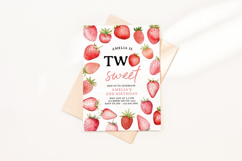Puede incluir: Una tarjeta de invitaci&oacute;n blanca con un patr&oacute;n de fresas. El texto en la tarjeta dice "Amelia is Two sweet. Join us to celebrate Amelia's 2nd Birthday. May 21st at 2-5 PM. 123 Berry Rd VIC 3113. RSVP to Joy - 123-456-7890."