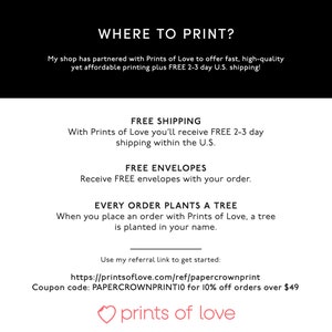 以下が含まれることがあります： 「どこで印刷する？」というテキストと、Prints of Love からの注文ごとに無料配送、無料封筒、植樹プログラムに関する情報が記載されたグラフィック。 「prints of love」というテキストはハート型です。