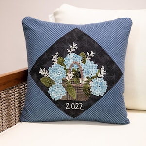 Puede incluir: Un letrero de madera hecho a mano con la palabra "Welcome" en una fuente juguetona. El letrero presenta un acabado envejecido y un diseño rústico simple, ideal para una puerta de entrada.