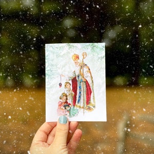 Op de afbeelding: Een kerstkaart met een afbeelding van Sinterklaas met twee kinderen. Sinterklaas draagt een rode en gouden mantel en een mijter. De kinderen zijn feestelijk gekleed. De kaart heeft een besneeuwde achtergrond.