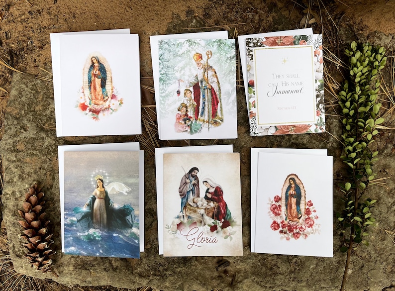 Op de afbeelding: Set van zes religieuze wenskaarten met afbeeldingen van de Maagd Maria, de geboorte van Christus en een kerstsc&egrave;ne. De kaarten zijn wit met kleurrijke illustraties en gouden accenten.