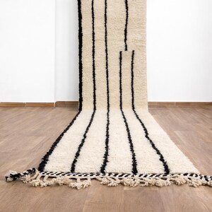 Handgeknüpfter marokkanischer Läufer, schwarz-weißer Berber-Flurteppich, Beni-Ourain-Wollläufer, langer minimalistischer Flurteppich, moderne Wohndekoration