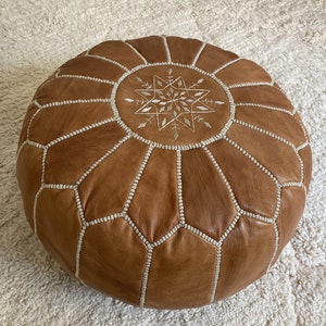 Marokkanische Poufs braun machen eine luxuriöse Note zu Ihrem Wohnzimmer, Schlafzimmer oder persönlichen Raum, indem Sie Couches, Tische, Andere