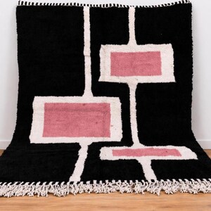 Luxuriöser, handgefertigter marokkanischer Teppich, schwarz-rosa geometrischer Berberwollteppich, flauschig, dick und weich, ideal für Wohn- und Schlafzimmer – Marokkanischer Teppich 8x10 Bild 1
