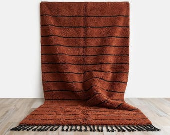 Terracotta en zwart Marokkaans tapijt - Minimalistisch lineair wollen hoogpolig tapijt - Verbrand oranje vloerkleed voor de woonkamer - Op maat gemaakt DesignecraftsGifts