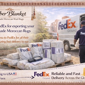 K&ouml;nnte beinhalten: Werbung f&uuml;r handgefertigte marokkanische Wollteppiche von Berber Blanket. Das Bild zeigt einen FedEx-Zusteller mit einem Paket, einen FedEx-LKW und mehrere Pakete versandfertig. Der Text enth&auml;lt "Kostenloser Versand in die USA".