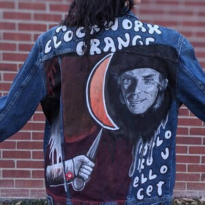 Una chaqueta de jean pintada a medida de color naranja relojero