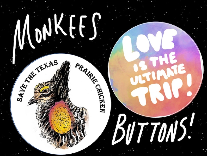 K&ouml;nnte beinhalten: Zwei runde Kn&ouml;pfe mit Text und Illustrationen auf schwarzem Hintergrund. Ein Knopf zeigt eine Pr&auml;riehuhn-Illustration und den Text "Save the Texas Prairie Chicken". Der andere Knopf hat den Text "Love is the Ultimate Trip!"
