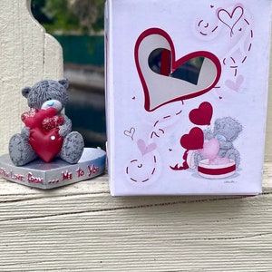 Sammlerstück Teddybär Figur: With Love From Me to You, von Carte Blanche Greetings, 2006/Bär mit roten Herzen in Geschenkbox/Valentinstag