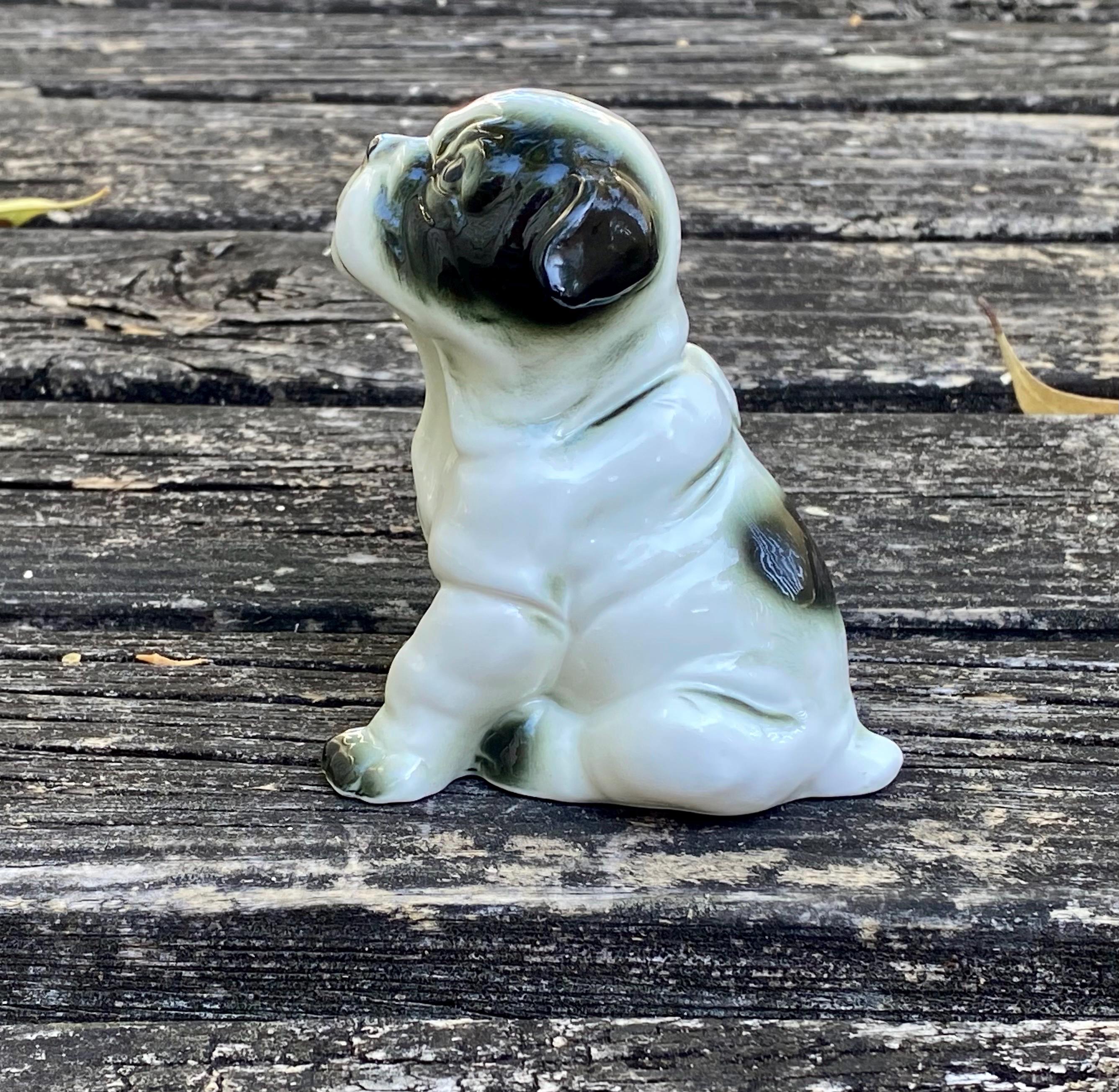 ヴィンテージのかわいいパグの置物/手描きのカラフルな芸術的な陶器の