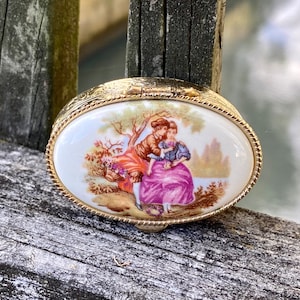 Vintage Small Limoges Style Fragonard Rococo Pillbox with Plastic Insert