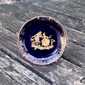 Vintage Le Reine Limoges Porcelain Cobalt Blue Display/Wall Hanging Plate with Scalloped Gold Edges/Courting scene/Made in France