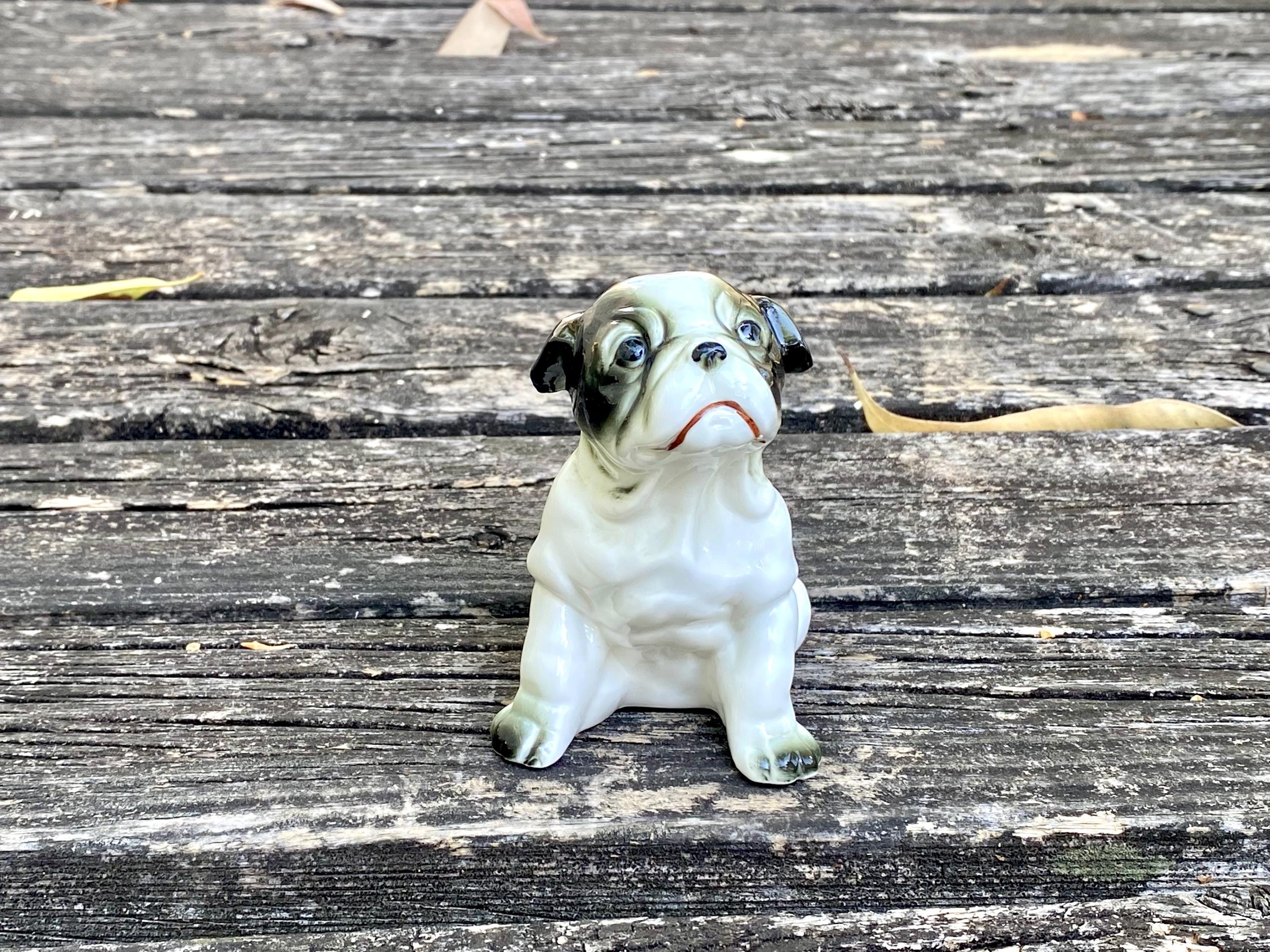 ヴィンテージのかわいいパグの置物/手描きのカラフルな芸術的な陶器の