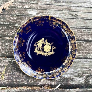 Vintage Limoges Veritable D’ART Porcelain Cobalt Blue Display Wall Hanging Plate with Scalloped Gold Edges/Courting scene/France