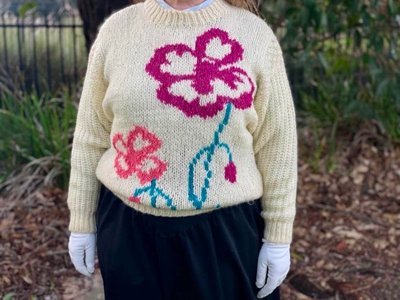 Vintage 80s KENT Hand Knit Large Flower Design White Pullover 