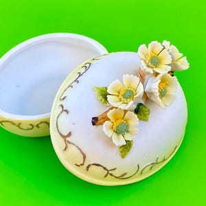 Vintage Handgefertigte Eiförmige Trinketbox mit Deckel / Keramikdose im Capodimonte-Stil mit Blumen / Ostern