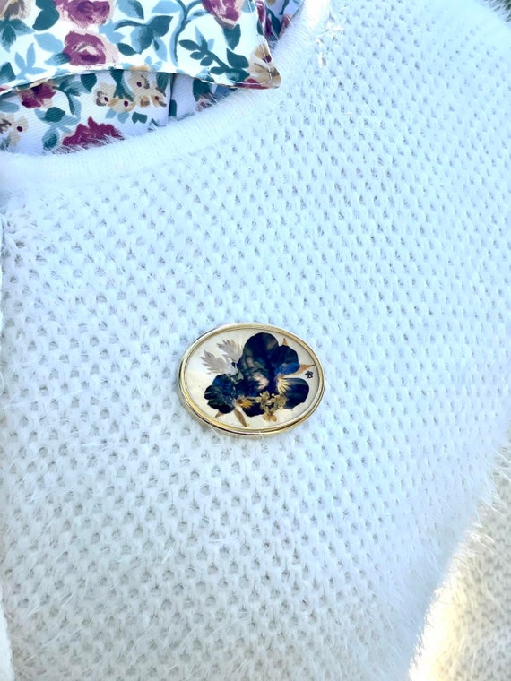 Vintage Wild Irish Wildflower Mid-Century Pressed Flower Brooch - Original Box View 3