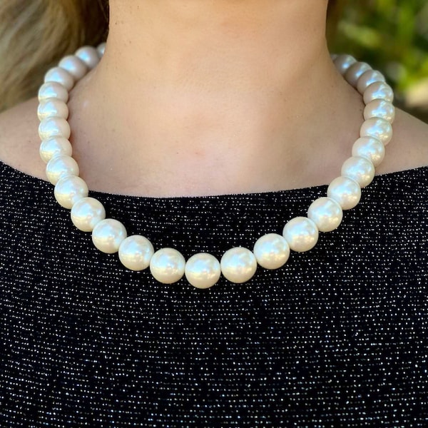Vintage 80s Medium Size Faux Pearl Short Necklace