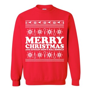 Może przedstawiać: Czerwony świąteczny sweter z białymi wzorami płatk&oacute;w śniegu i pętli. Tekst "MERRY CHRISTMAS AND EPSTEIN DIDN'T KILL HIMSELF" jest wydrukowany dużymi białymi literami. Świąteczny i humorystyczny sweter.