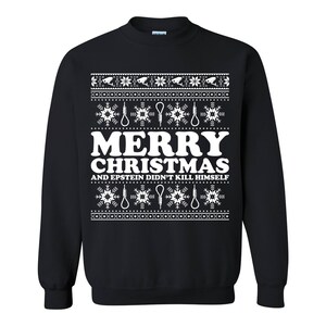 Może przedstawiać: Czarna bluza z białym świątecznym wzorem. Wz&oacute;r zawiera płatki śniegu, pętle i napis "MERRY CHRISTMAS AND EPSTEIN DIDN'T KILL HIMSELF". Bluza ma okrągły dekolt i długie rękawy.