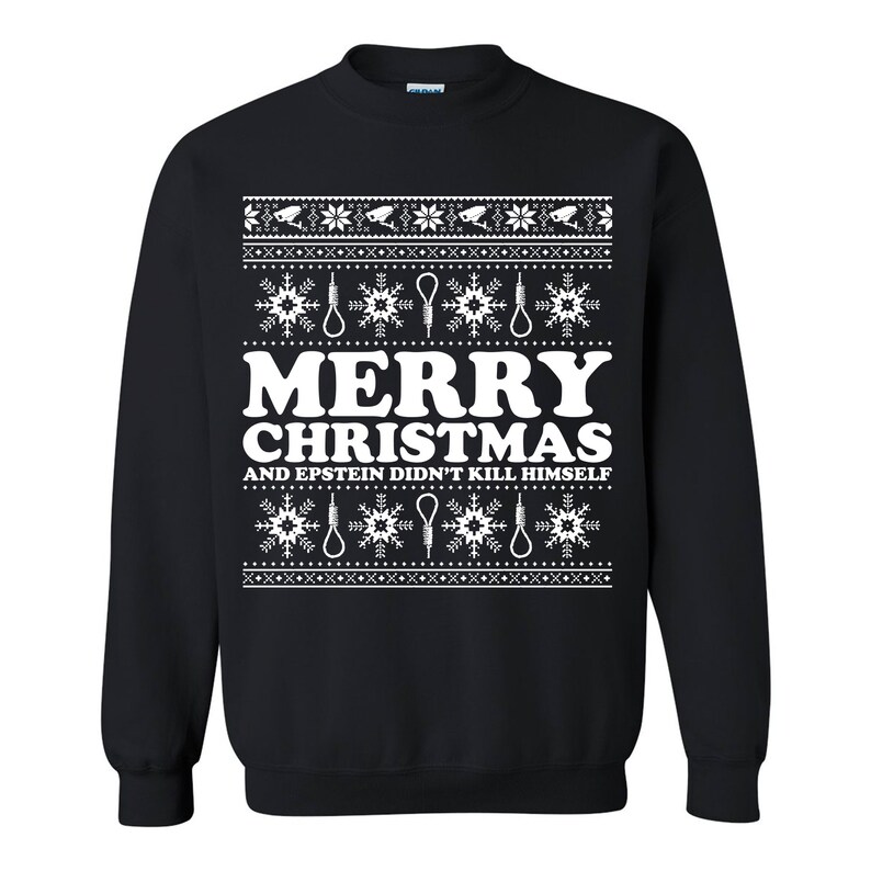 Może przedstawiać: Czarna bluza z białym świątecznym wzorem. Wz&oacute;r zawiera płatki śniegu, pętle i napis "MERRY CHRISTMAS AND EPSTEIN DIDN'T KILL HIMSELF". Bluza ma okrągły dekolt i długie rękawy.