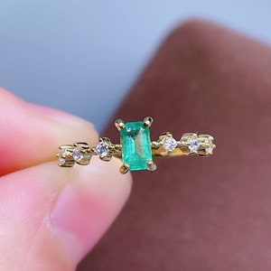 Anillo de esmeralda natural: anillo apilable de oro de 18 quilates